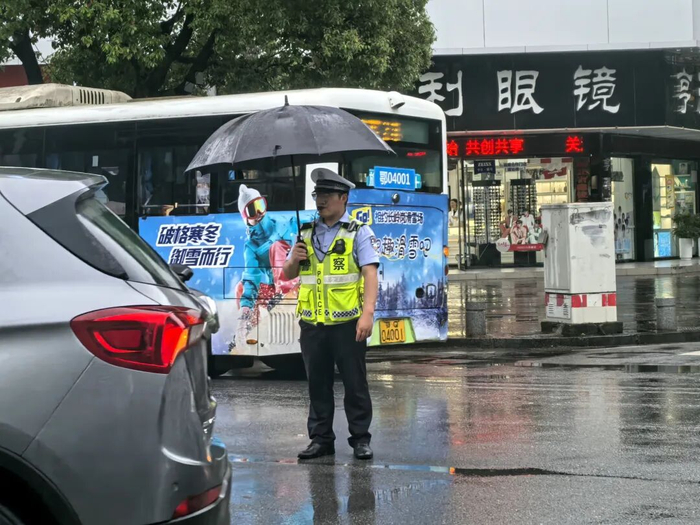 ▲建始公安交警在易堵路段疏导交通