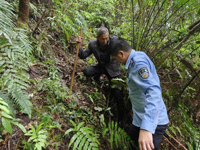 ▲宣恩县长谭河乡12小时降雨量突破100毫米，长谭河派出所紧急转移两溪河村2名受困群众