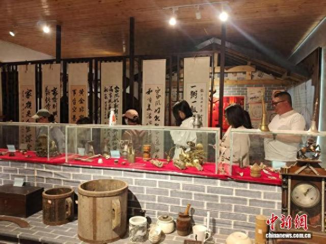 游客在乡村博物馆游览。 永吉县委宣传部供图