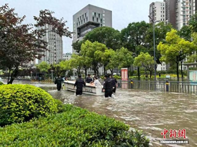 湖北荆州积水严重，公安部门组织群众转移避险。周园 摄
