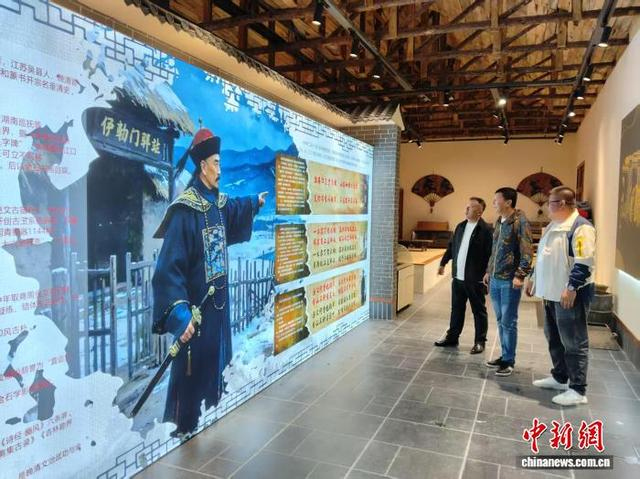 游客在博物馆里观展。 石洪宇 摄