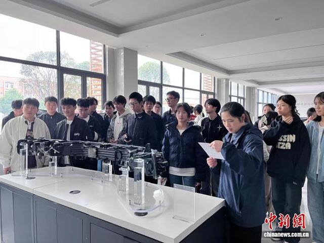 图为汽车工程专业大学生到汽车零部件企业进行职业体验。重庆人社 供图