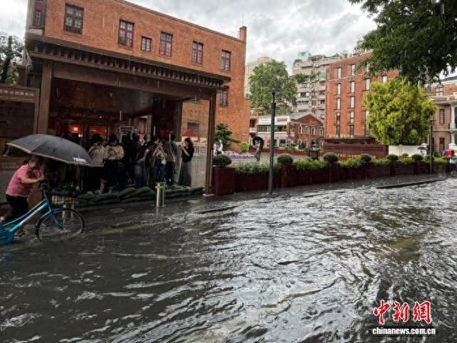 暴雨导致广州部分街道水浸。方伟彬 摄