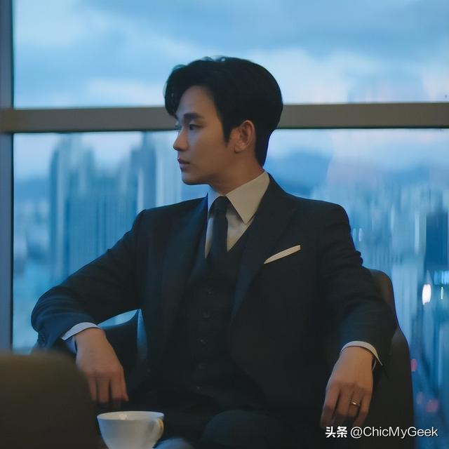 金秀贤个人海报则是宛如一位女王的专属黑骑士，将时刻守护着她，做她最强的后盾。