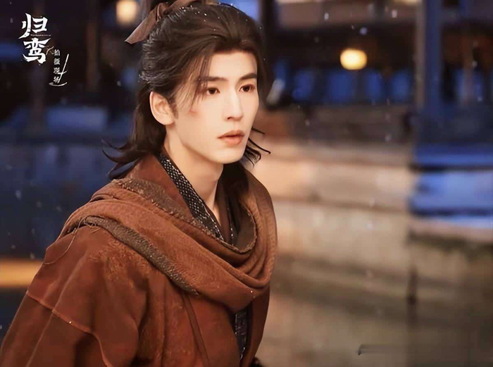  角色介绍： 萧厉（张凌赫 饰）——青楼花魁之子，自幼受尽世人欺凌，七岁入狱却意外获得学习武艺的机会。归来后，他步步为营，遇见温瑜之后，逐渐从市井地痞崛起为一代枭雄，最终成为手握半壁江山的魏王。 温瑜（林允 饰）——大梁最尊贵的菡阳翁主，为了家国大义主动前往南陈联姻借兵，却在途中意外遭袭，被人贩子掳走，从而与萧厉相识。她聪慧过人，自幼耳濡目染权谋之道和朝堂规则，既有胆识，也具备深沉城府。