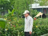 原创 霍启刚五一带仨娃体验无人船,两女儿站船头,霍中曦用帽挡脸