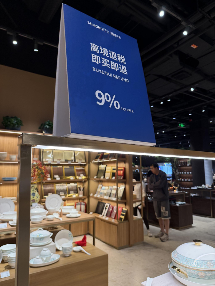 商场内悬挂的退税标识（陈霞昌 摄）