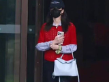 白鹿腿伤未愈仍坚持与粉丝互动