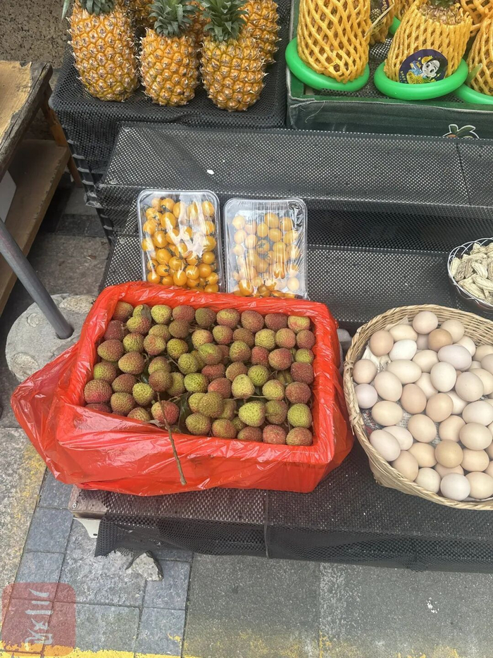 水果店内，妃子笑荔枝被摆上C位。