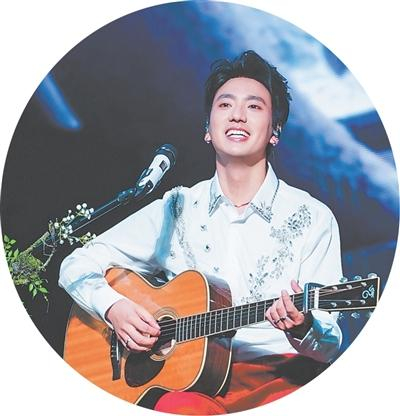 歌唱演员海来阿木演出照片。 资料图片