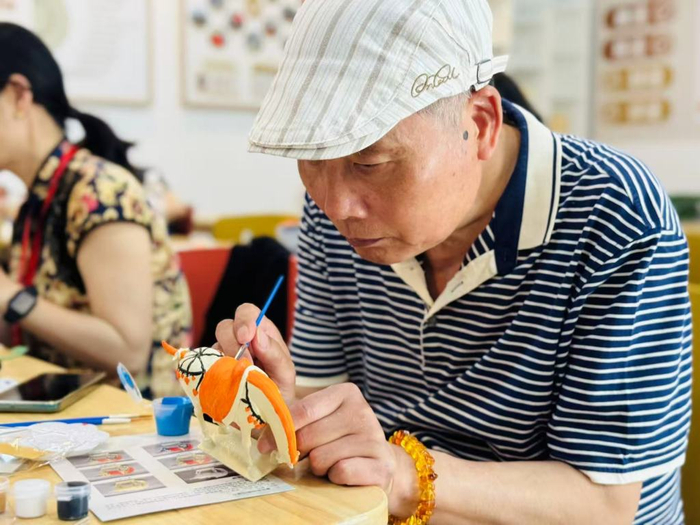 市民亲手给陶马上色。