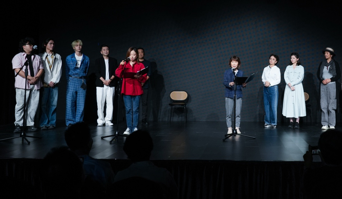 发布会伊始，编剧万方（前右）与一众演员朗读剧本精彩桥段