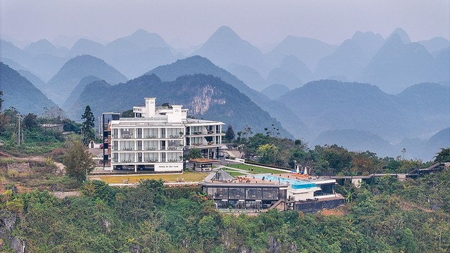 贵州兴义市玉皇顶景区的一家民宿，适合不同年龄层次的游客打卡、旅居。视觉中国 图