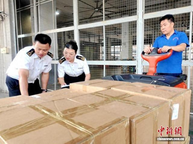 图为厦门邮局海关关员现场监管“一单两报”模式出口货物。王泽康 摄