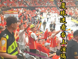 CBA季后赛风波不断，京沪球迷摩擦刚平息，广厦主场看台又上演大乱斗！