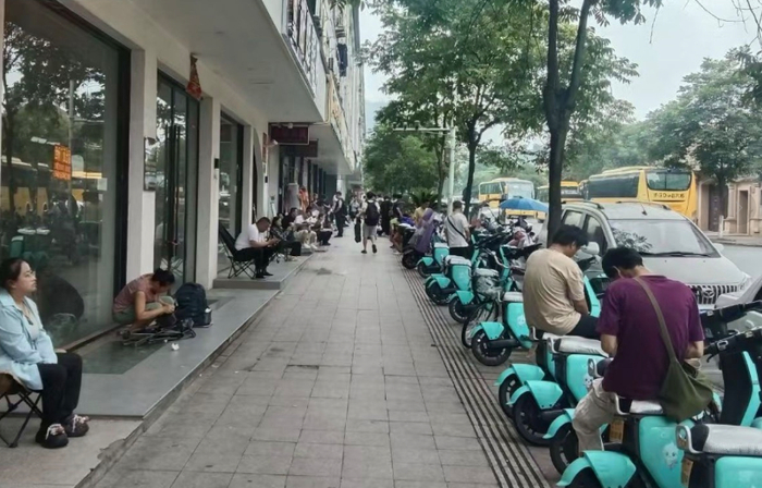 去年9月，横店演员公会服务处外等待的人群（图源：高德地图）
