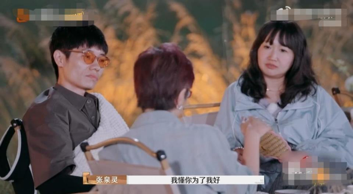 张泉灵（中）与李行亮（左）麦琳（右）夫妇