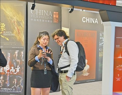   第七十九届戛纳电影节期间，中外影视从业者在“中国电影联合展台”前交流。  本报记者 尚凯元摄