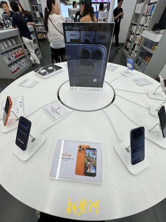 手机店老板称线下基本不卖新机了，建议顾客网购