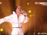 不再是舞台竞技的歌手，变身守话筒的串讲人，那英全新身份解锁太让人惊喜
