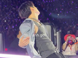 散发性感中😇😇 /logo 260519 BTS世巡 STANFORD演唱会Day3