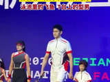孙杨化身T台型男挥拍走秀
