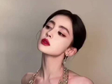 经常把迪丽热巴和古力娜扎分不清， 新疆出来的明星颜值都很可以