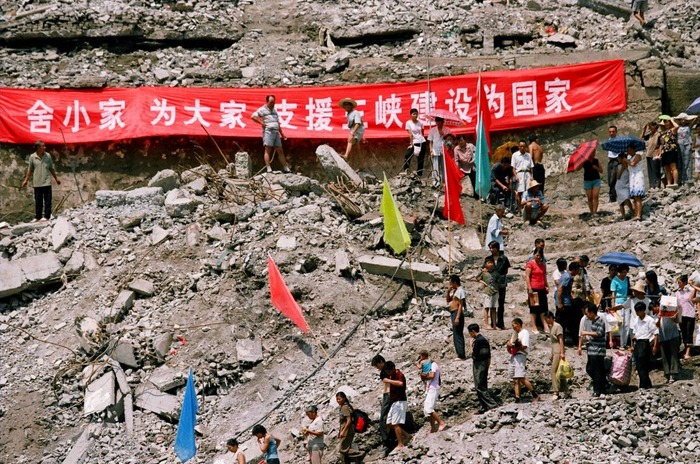 2000年8月13日，首批外迁移民登上开往崇明的客船。李风 图