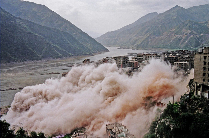 2002年3月25日，秭归县老县城归州镇拆除爆破。自此三峡库区开启大规模拆迁。李风 图