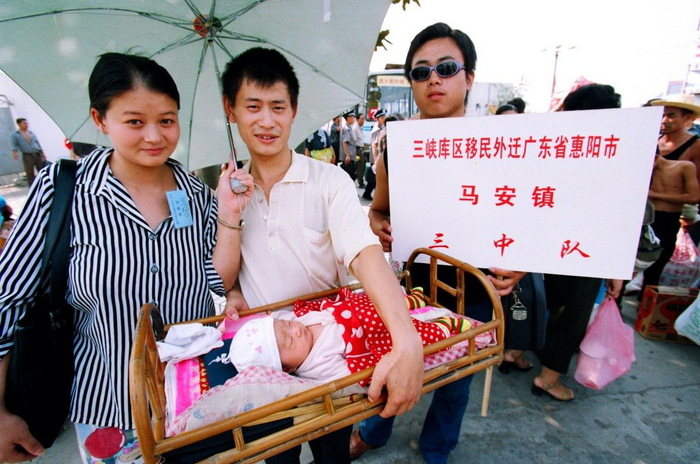 2002年8月，巫山移民刘长福带着妻儿在宜昌搭乘火车。李风 图
