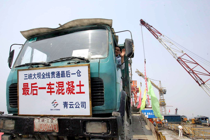 2006年5月20日，司机驾驶工程车装着最后一车混凝土。