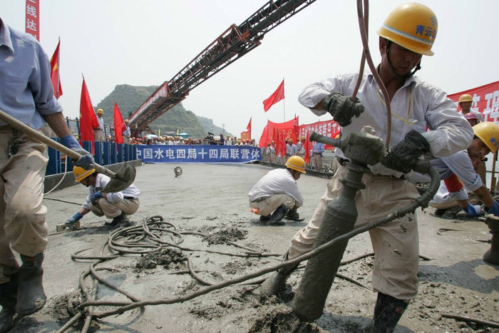 2006年5月20日14时，最后一仓混凝土即将浇筑完毕，正在收仓。