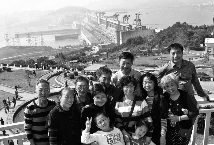 2010年10月，三峡水库水位达到175米备受关注，来自武汉的游客在坛子岭上留影。