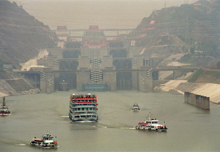 2003年6月16日，三峡永久船闸试通航成功。