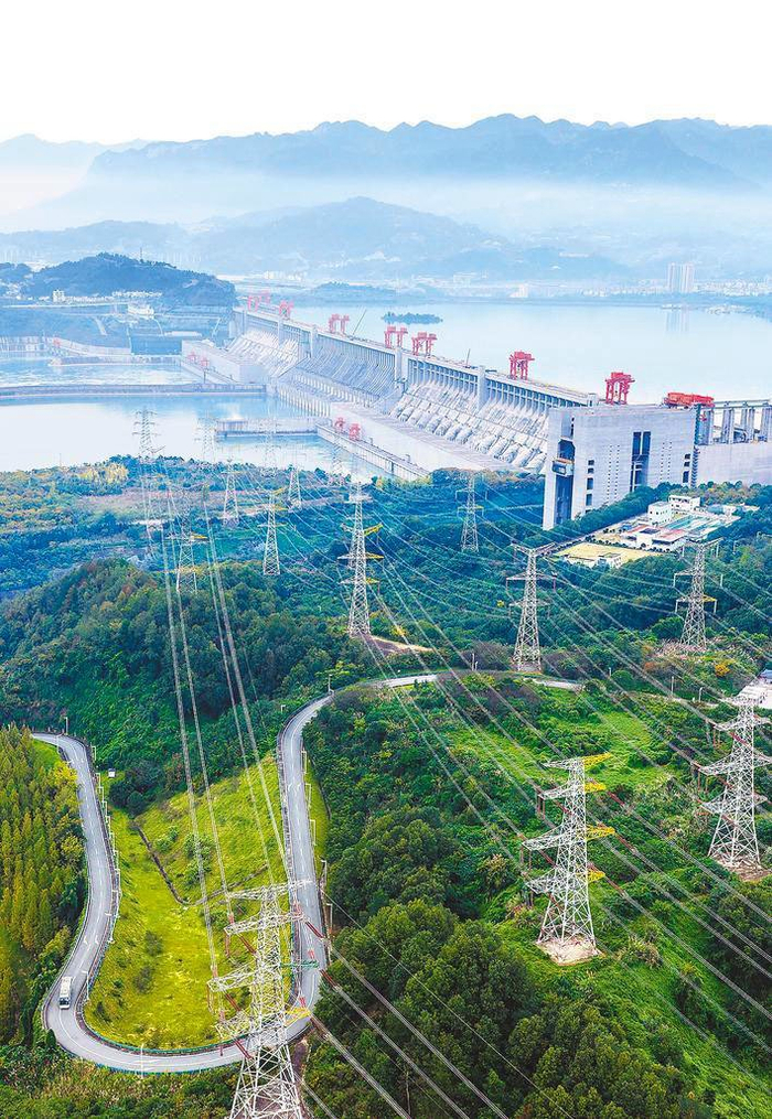 2025年11月拍摄的三峡大坝和三峡电站外送输电线路。