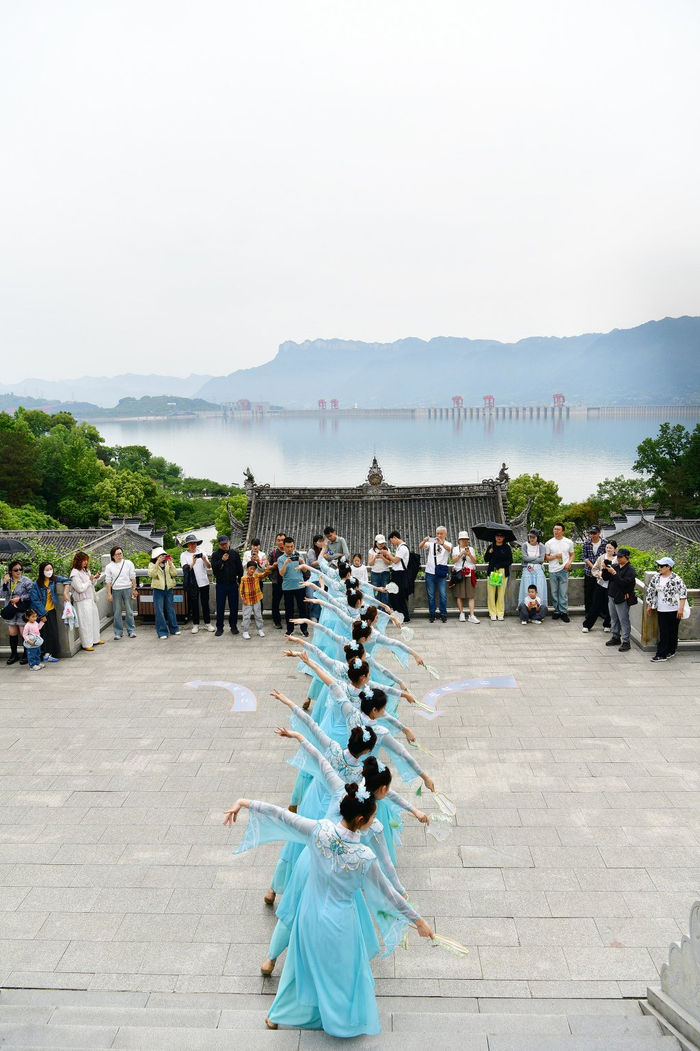 2026年端午假期，游客在屈原故里游玩。