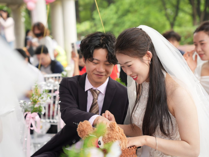 5月20日上午，上海汽车博览公园集体婚礼现场的一对新人。袁嘉雪 图