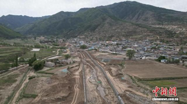 5月19日，航拍下的榆中县兴隆河城关镇段河道治理工程。 戴文昌 摄