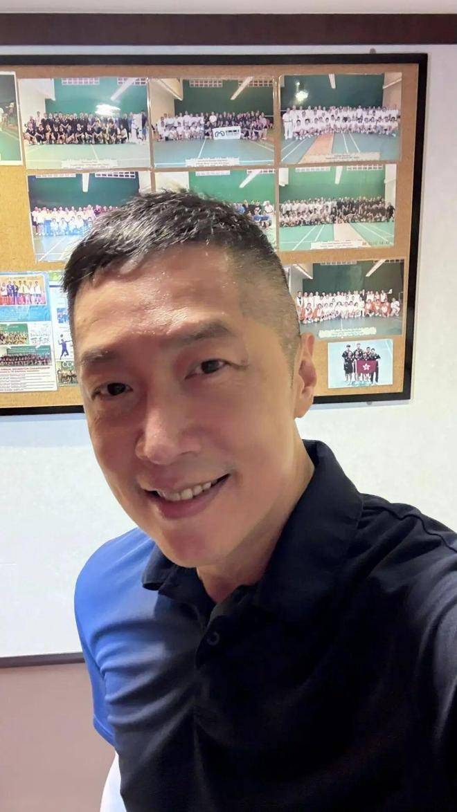  近年来，马浚伟接连获任多个公职，甚至曾在社交主页列出14个头衔，引发网友热议。有网友质疑他刻意炫耀身份，马浚伟则高情商回应：列出头衔是为了防范网络诈骗，防止有人冒充自己从事金钱相关的不法活动。这份负责任的防骗举措，不仅体现了他的谨慎和周全，也赢得了网友的称赞。
