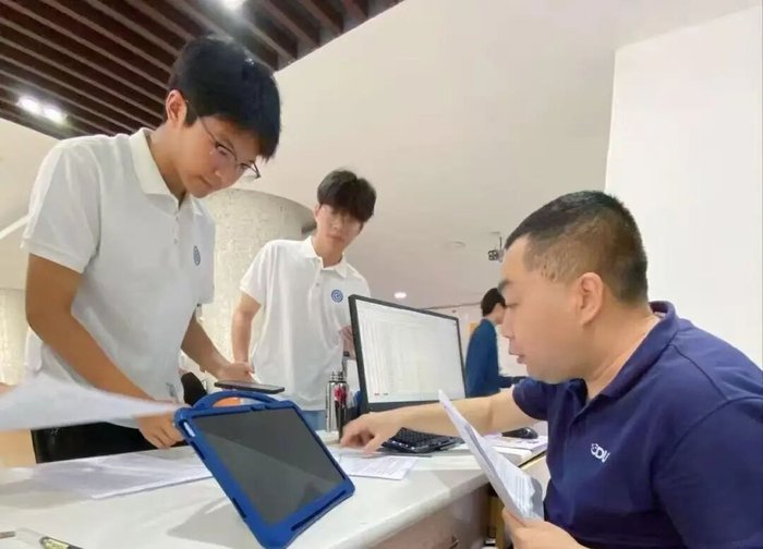 刘明在工作中。受访者供图