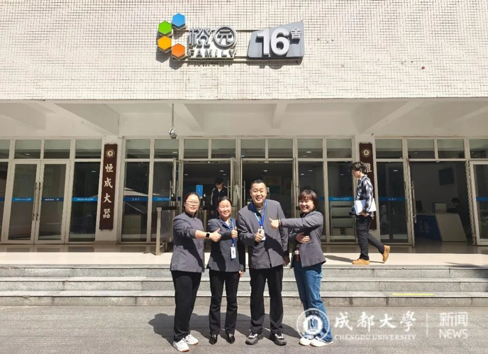 右二为刘明