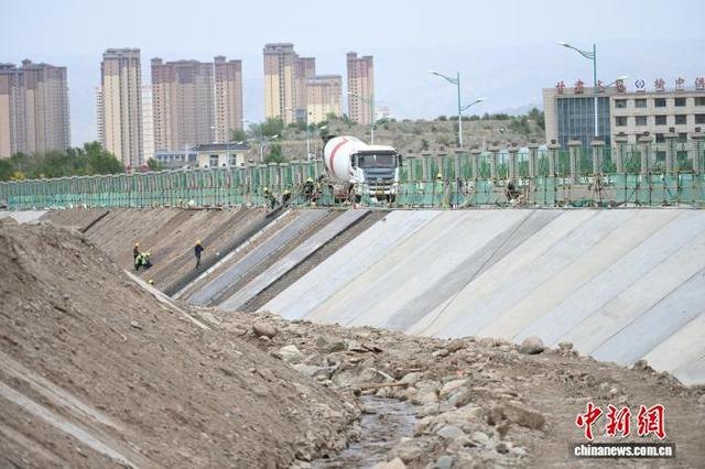 图为兴隆河护坡施工现场。 戴文昌 摄