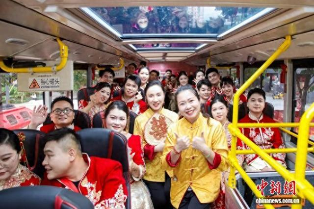 新人乘坐“美荔婚车”巡游。广州市民政局 供图