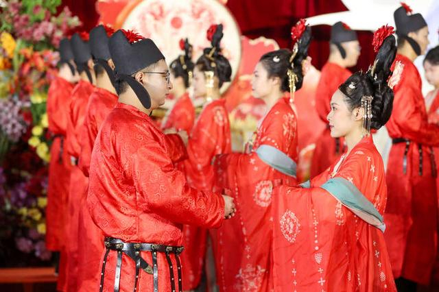 5月20日，山东青岛崂山区，集体婚礼上新人互拜仪式。张进刚/摄