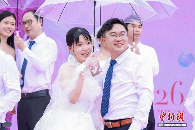 广州市白云区新人期待无人机送戒指。广州市民政局 供图