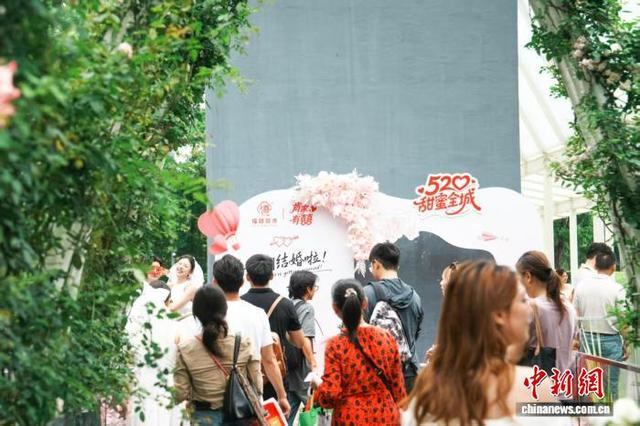 新人在肯家有囍主题餐车领取免费冰淇淋花筒。陈煜董 摄