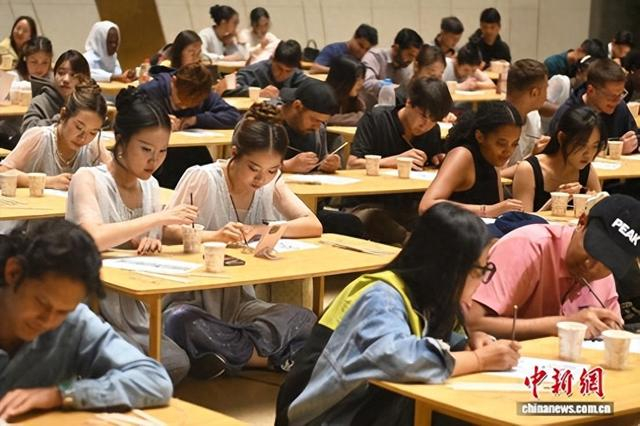 5月17日，甘肃兰州，百余名留学生在甘肃简牍博物馆体验写简牍。 中新社记者 李亚龙 摄