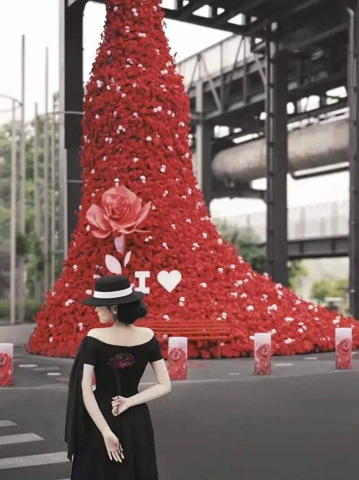 首钢园婚姻登记点现场设置了12米高的玫瑰花瀑，十分“出片”。首钢园供图