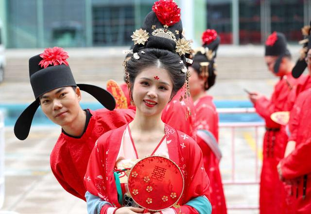 5月20日，山东青岛崂山区，集体婚礼开始前，新人在等待入场。张进刚/摄