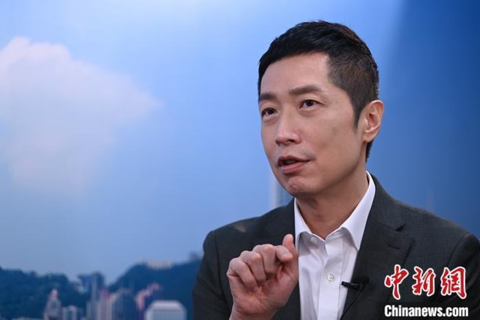 香港著名艺人马浚伟日前接受中新网港澳会客厅采访　李志华　摄